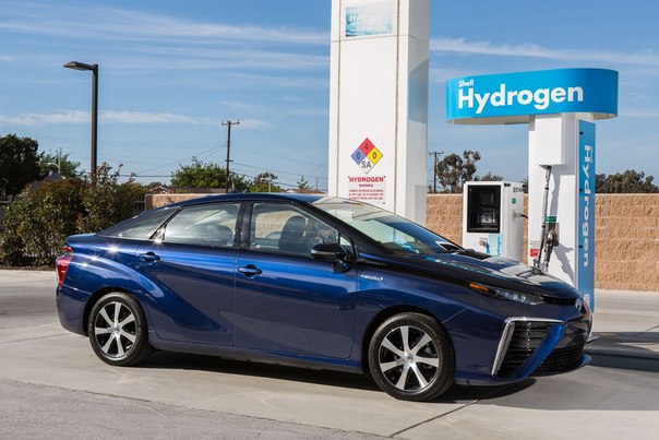 Goodbye petrol: Toyota starts producing cars that drive on hydrogen (Video)